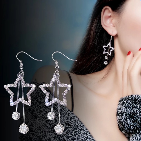 Jewelry - Silver Tone Long Stars Earrings